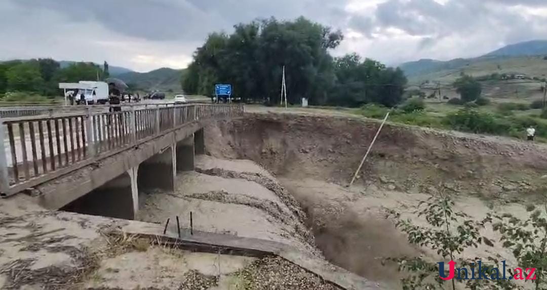 Qubada çay məcrasından çıxdı, kəndi su basdı - FOTOLAR (VİDEO)